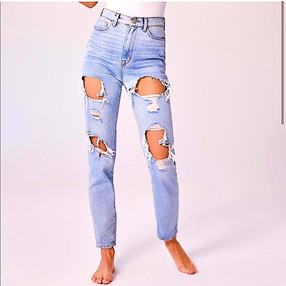 URBAN OUTFITTERS BDG Distressed Light Wash High Rise Mom Jeans Rigid Denim BDG